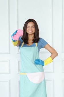 Młoda kobieta z gumowymi rękawiczkami, gotowe do czyszczenia