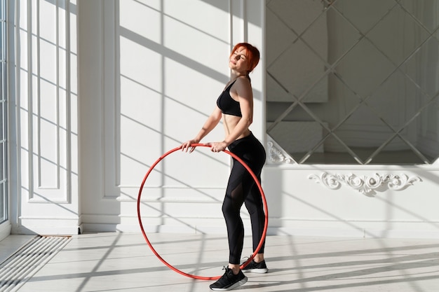 Młoda kobieta z hula-hoop