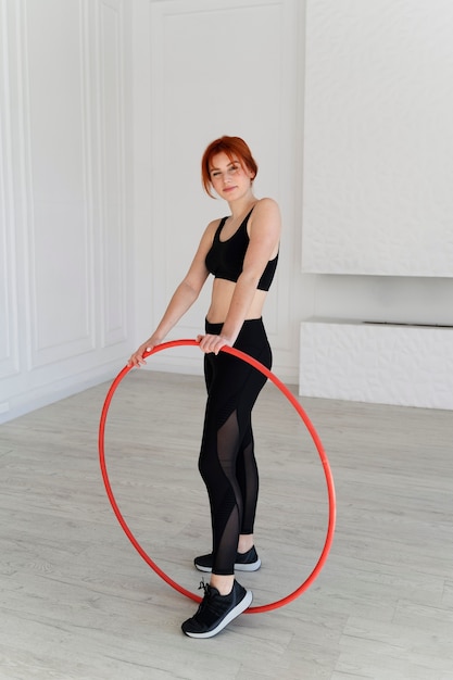 Młoda kobieta z hula-hoop