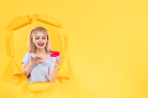 Młoda Kobieta Z Kartą Kredytową Na Rozdartym żółtym Papierze Powierzchni Pieniądze Bank Sprzedaż Zakupy