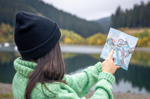 Młoda Kobieta Z Mapą Drogową W Lesie W Górach