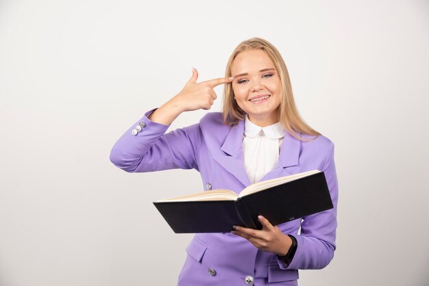 Młoda kobieta z otwartą tabletką na białym tle. Wysokiej jakości zdjęcie