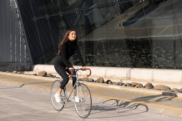 Młoda kobieta z rowerem na zewnątrz