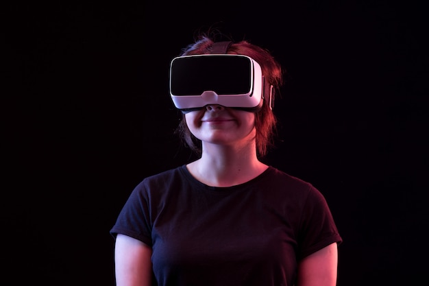 Młoda kobieta za pomocą okularów VR
