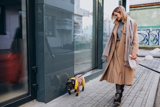 Młoda kobieta zakupy z psem Buldog francuski