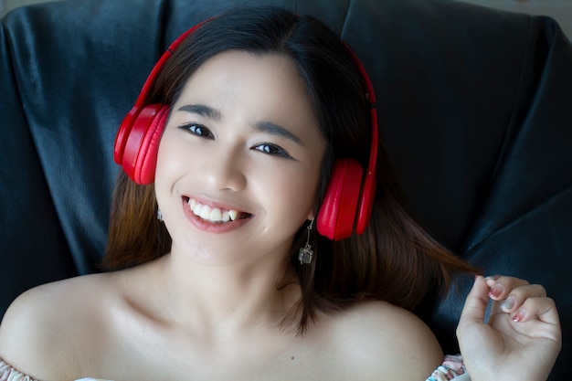 Bezpłatne zdjęcie młoda ładna kobieta słuchająca piosenka z hełmofonem