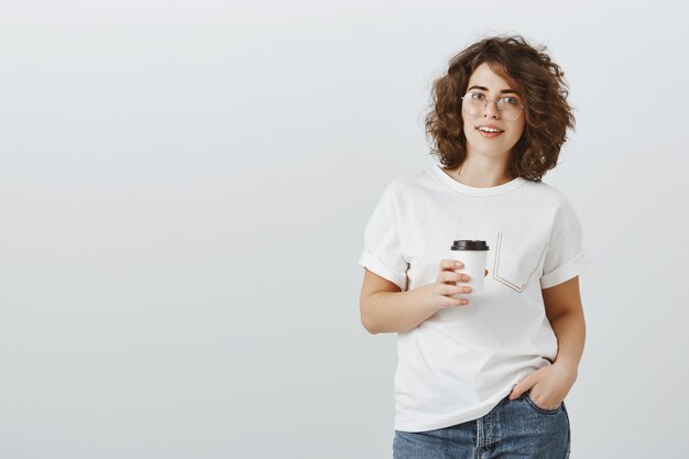 Młoda ładna kobieta w strój dorywczo picia kawy na przerwie w pracy