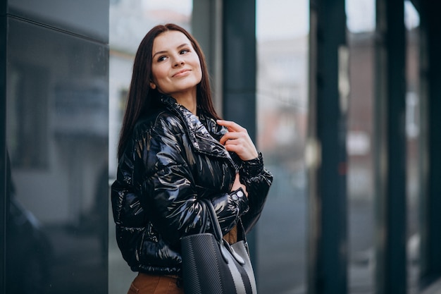 Młoda ładna kobieta z torba na zakupy