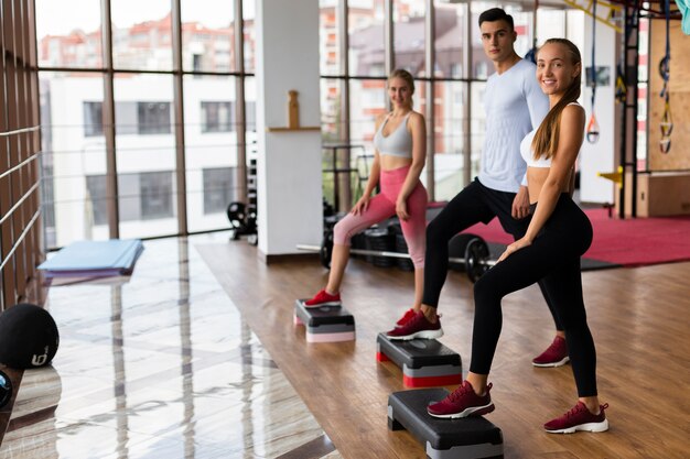 Młoda lekkoatletyka na zajęciach fitness