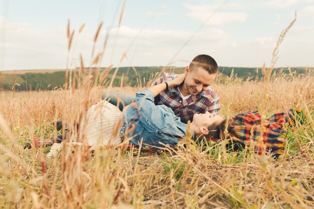 Młoda nowożytna stylowa para outdoors