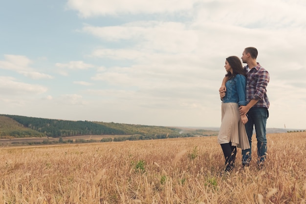 Młoda nowożytna stylowa para outdoors