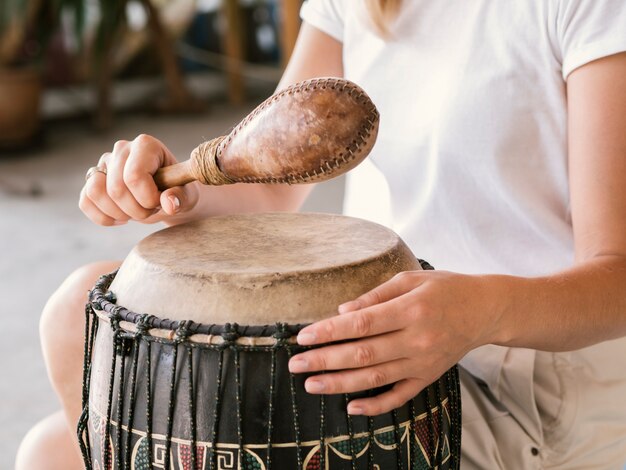Młoda osoba gra na afrykańskich instrumentach perkusyjnych