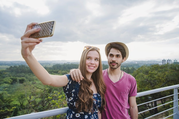 Młoda para biorąc selfie na platformie widokowej