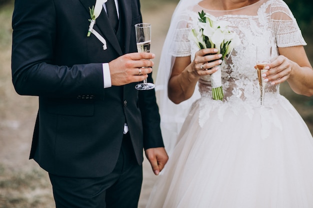 Młoda para małżeńska pije champaigne wpólnie