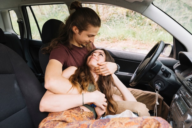 Bezpłatne zdjęcie młoda para na wycieczce w samochodzie