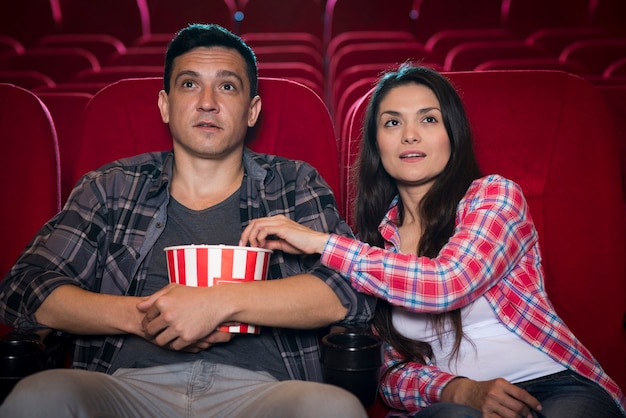 Bezpłatne zdjęcie młoda para oglądając film w kinie