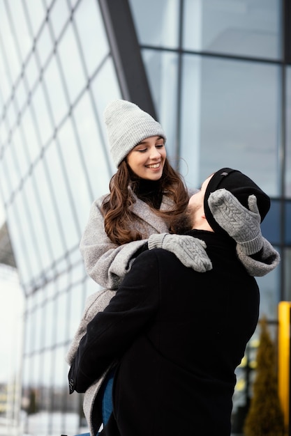 Bezpłatne zdjęcie młoda para piggy back ride