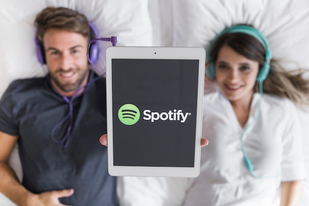 Bezpłatne zdjęcie młoda para słuchanie muzyki z aplikacji spotify