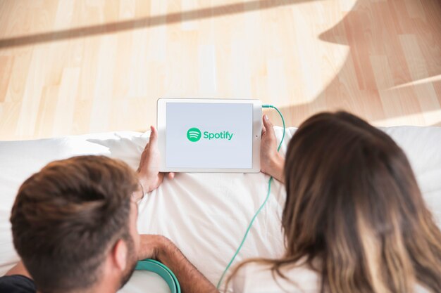 Młoda para słuchanie muzyki z aplikacji spotify