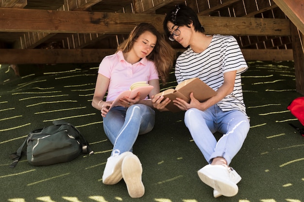 Młoda para wielorasowe czytanie książek w parku