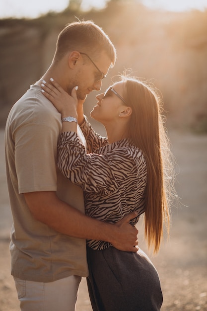 Bezpłatne zdjęcie młoda para zakochana razem w kamieniołomie