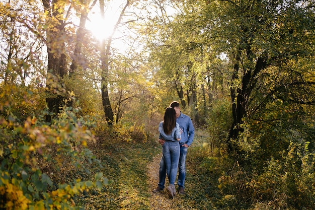 Młoda para zakochanych. Historia miłosna w jesiennym parku leśnym