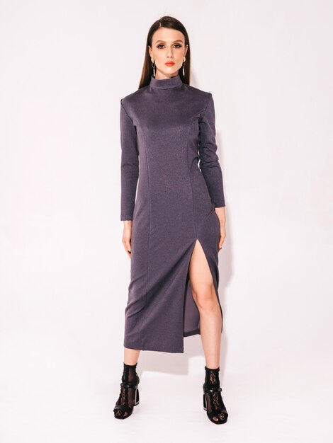 Młoda piękna brunetka dziewczyna w ładnej modnej letniej sukience