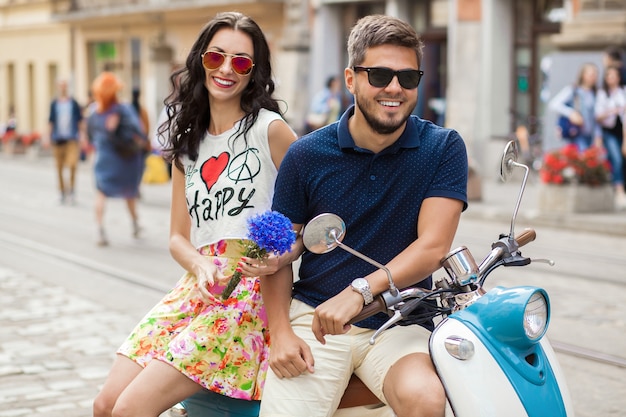 Młoda piękna hipster para jedzie na motocyklu ulicy miasta