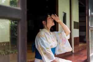 Bezpłatne zdjęcie młoda piękna japonka ubrana w tradycyjne kimono