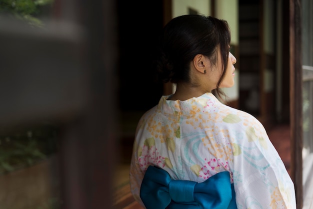 Młoda piękna japonka ubrana w tradycyjne kimono