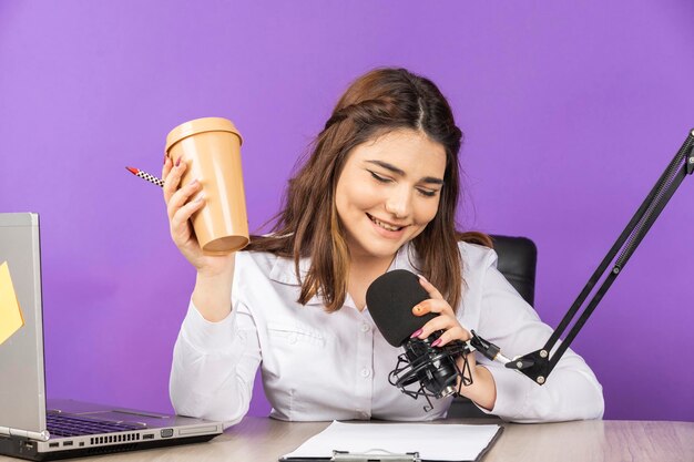 Młoda piękna prezenterka radiowa pracująca w biurze Wysokiej jakości zdjęcie