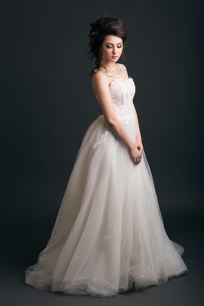 Młoda piękna stylowa kobieta w sukni ślubnej