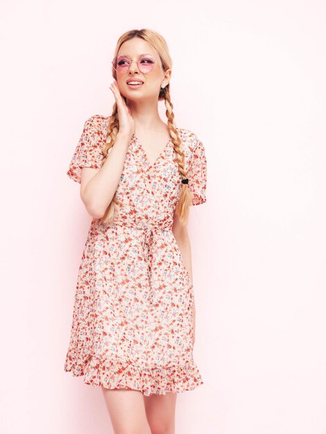 Młoda Piękna Uśmiechnięta Kobieta W Modnej Letniej Sukience Seksowna Beztroska Blond Kobieta Pozuje Przy ścianie W Studio Model Zabawy Wesoły I Szczęśliwy