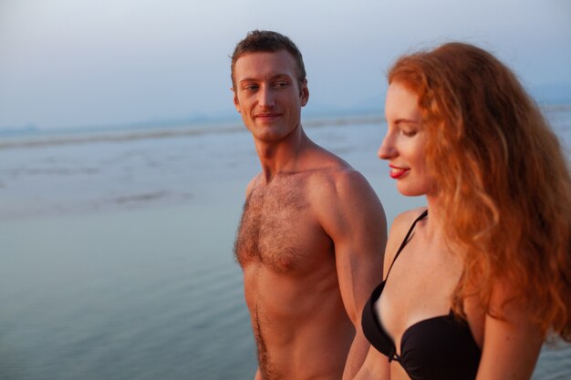 Młoda seksowna romantyczna para zakochanych szczęśliwy na letniej plaży razem zabawy na sobie kostiumy kąpielowe