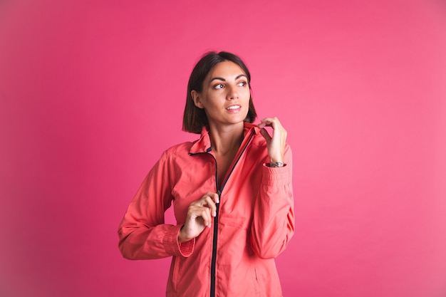 Młoda sprawna kobieta w sportowej kurtce na różowo