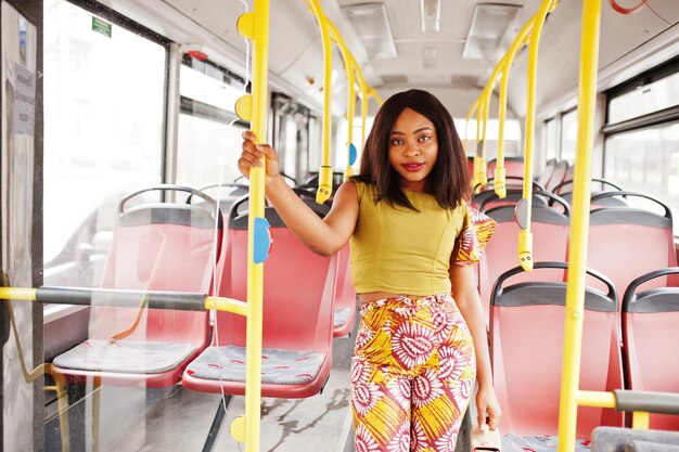 Młoda stylowa afroamerykanka jedzie autobusem