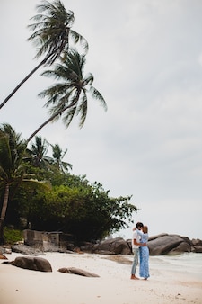 Młoda stylowa para hipster zakochana na tropikalnej plaży podczas wakacji