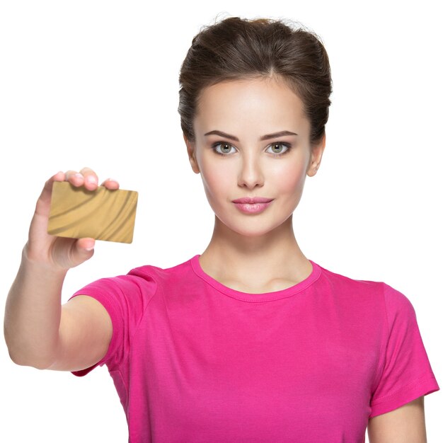 Młoda uśmiechnięta kobieta trzyma kartę kredytową