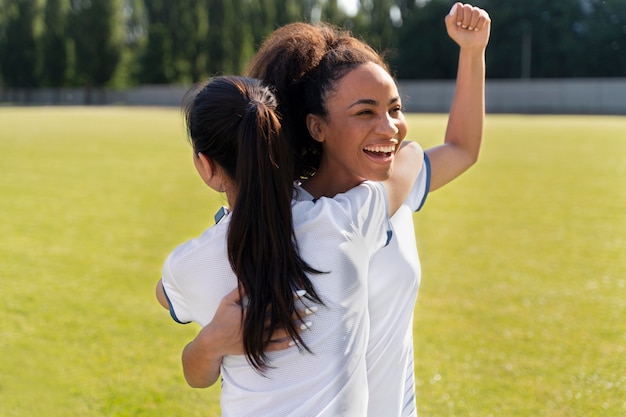 Młode kobiety grające w drużynie piłkarskiej