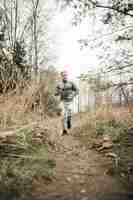 Bezpłatne zdjęcie młodego człowieka śladu bieg w lesie