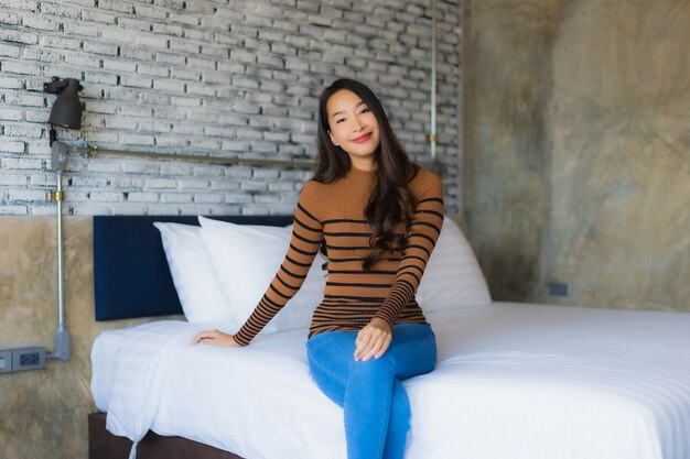 Młodej Azjatykciej Kobiety Szczęśliwy Uśmiech Relaksuje Na łóżku W Sypialni