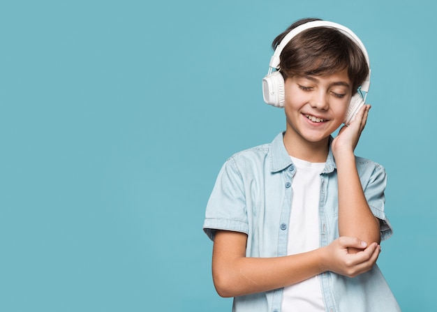 Młodej chłopiec słuchająca muzyka z przestrzenią