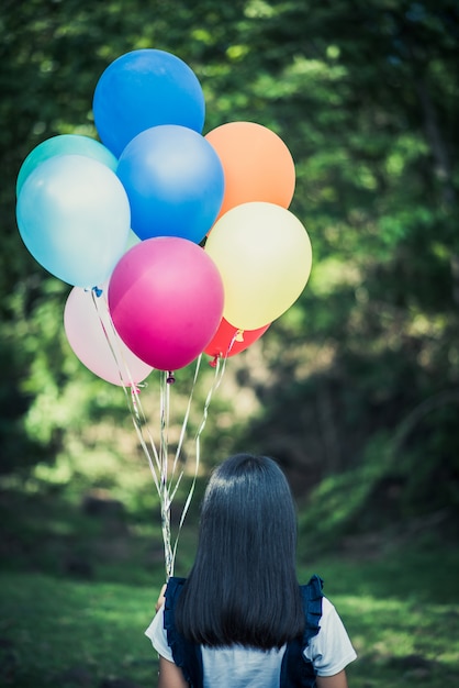 Młodej dziewczyny ręka trzyma kolorowych balony