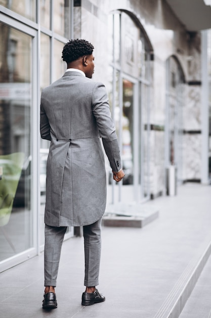 Młody afrykański biznesmen w eleganckim garniturze