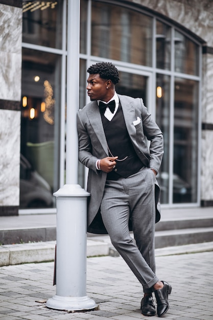 Młody afrykański biznesmen w eleganckim garniturze