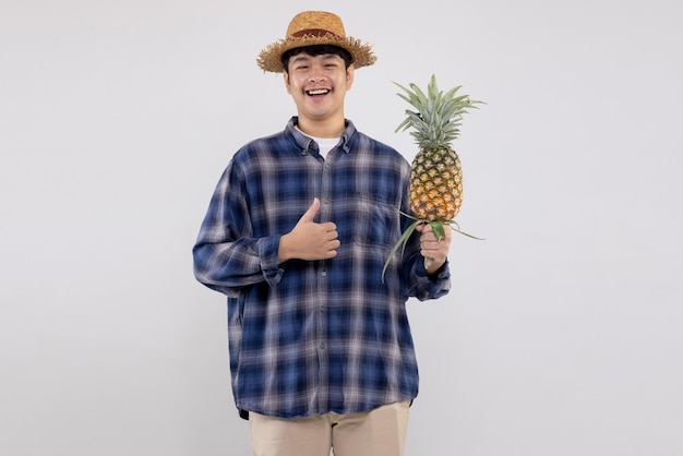 Młody Azjatycki Inteligentny Rolnik Pokazuje Organiczne Owoce Ananasa Na Białym Tle