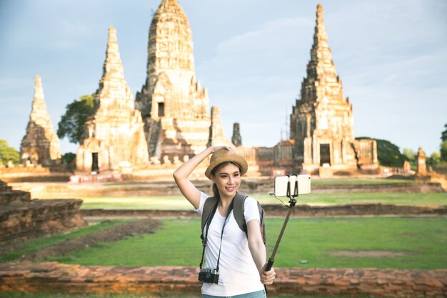 Młody azjatykci żeński podróżnik podróżuje Ayutthaya prowincję z plecakiem, Tajlandia