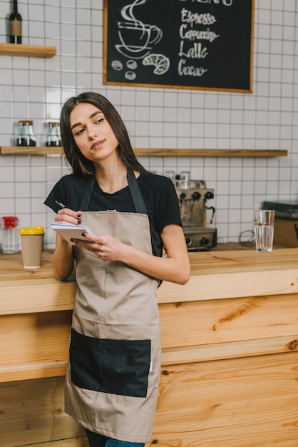 Młody barista przyjmuje porządek