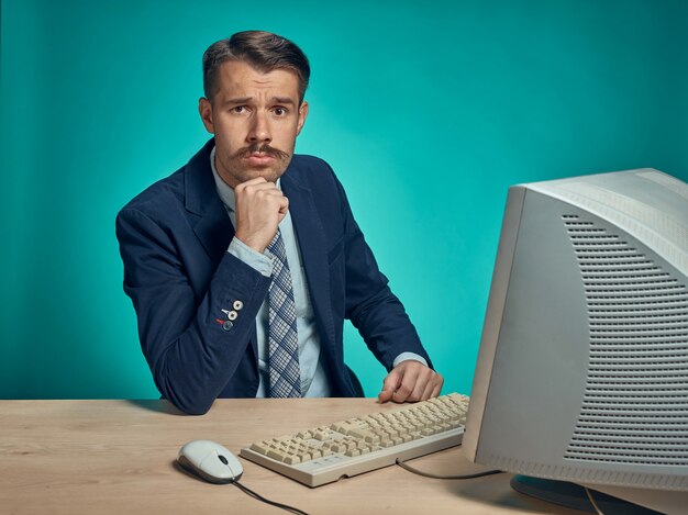 Młody biznesmen przy użyciu komputera w biurze