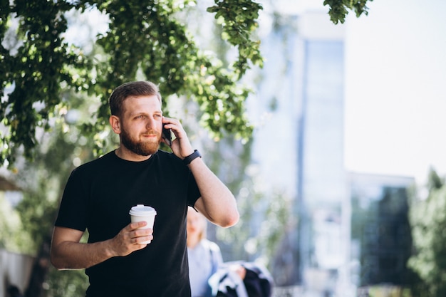 Młody Biznesowy Mężczyzna Opowiada Na Telefonie